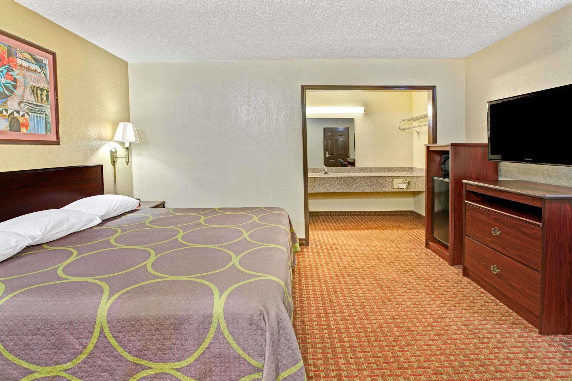 Super 8 By Wyndham Shawnee Hotel Exterior photo