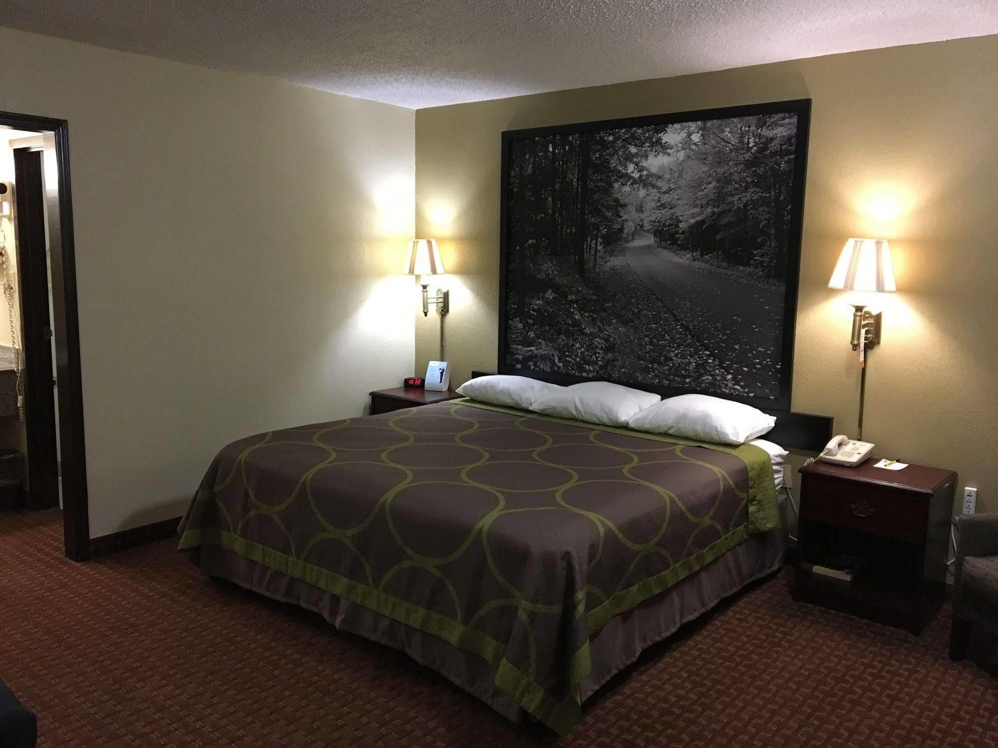 Super 8 By Wyndham Shawnee Hotel Exterior photo