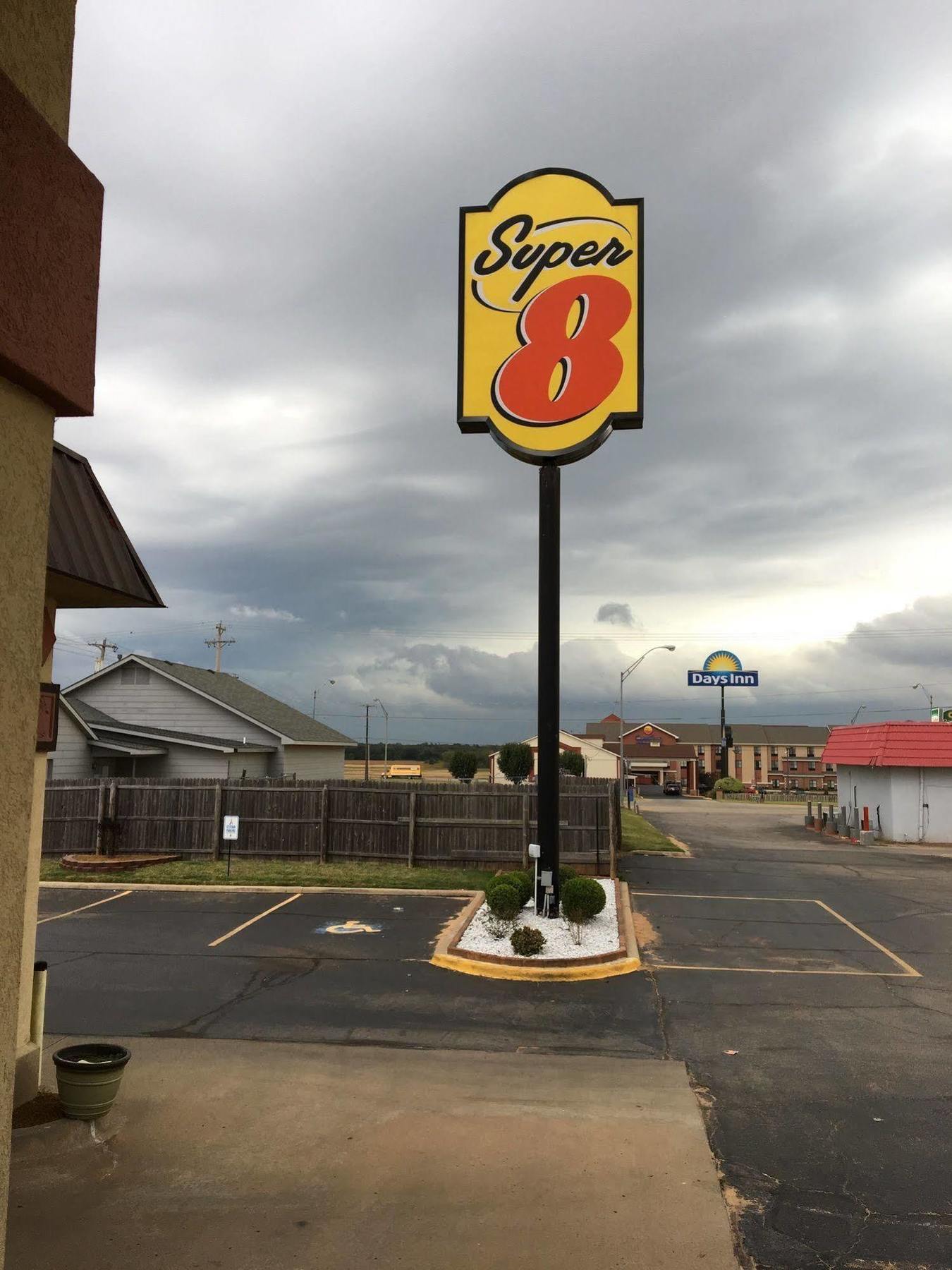 Super 8 By Wyndham Shawnee Hotel Exterior photo