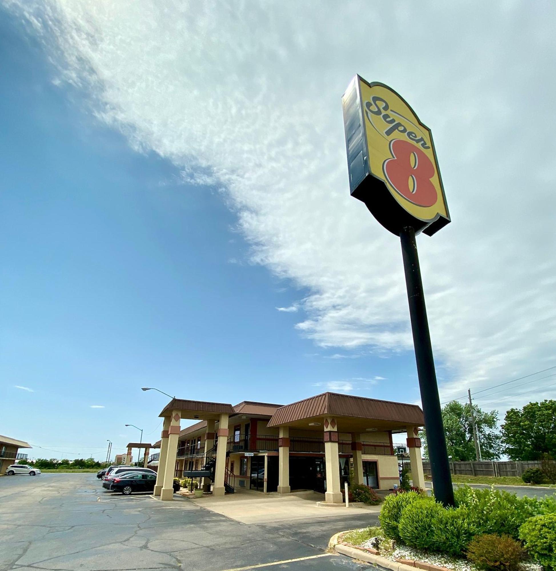 Super 8 By Wyndham Shawnee Hotel Exterior photo