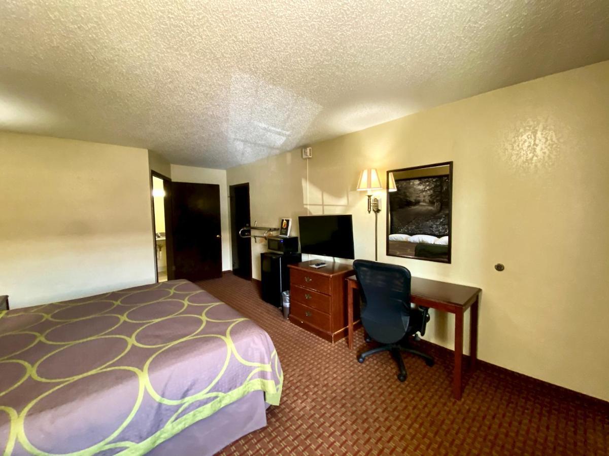 Super 8 By Wyndham Shawnee Hotel Exterior photo